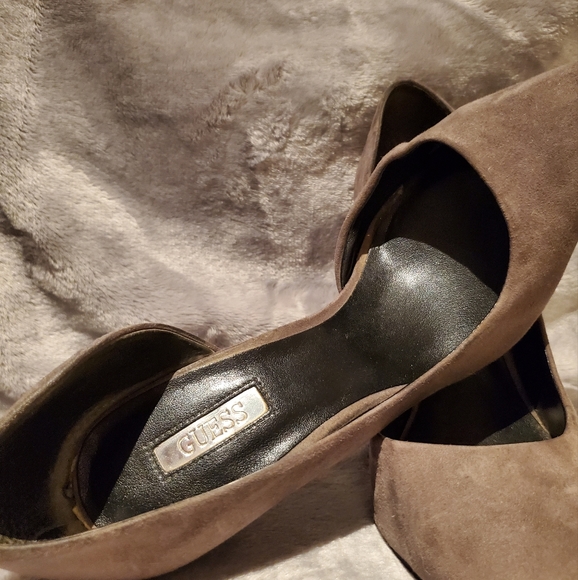 Grey Guess Suade Pumps 📦 - Picture 5 of 6